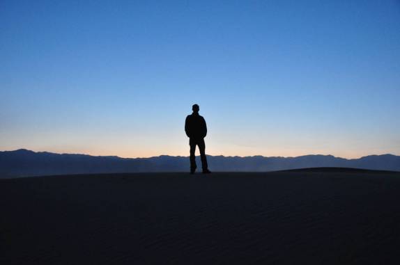 Admirando as luzes do pôr-do-sol sobre as dunas de 'Mesquite Dunes', no Death Valley National Park, na Califórinia - EUA